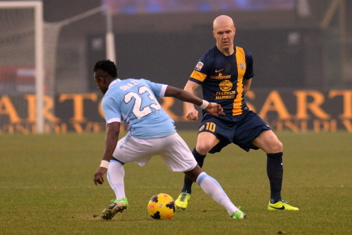 VERONA, ITALY - DECEMBER 22:  Emil Hallfredsson (R) of Hellas Verona FC competes for the ball with Ogenyi Eddy
Onazi of SS Lazio during the Serie A match between Hellas Verona FC and SS Lazio at Stadio Marc'Antonio Bentegodi on December 22, 2013 in Verona
