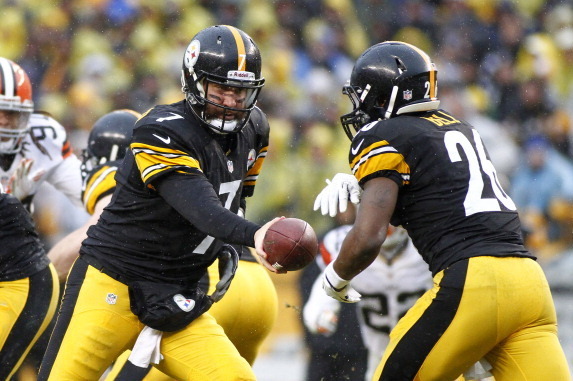 PITTSBURGH, PA - DECEMBER 29:  Ben Roethlisberger #7 of the Pittsburgh Steelers handles off to Le'Veon Bell #26 against the Cleveland Browns during the game on December 29, 2013 at Heinz Field in Pittsburgh, Pennsylvania.  (Photo by Justin K. Aller/Getty 