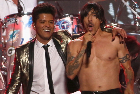 EAST RUTHERFORD, NJ - FEBRUARY 02:  Bruno Mars (L) and Anthony Kiedis of the Red Hot Chili Peppers perform during the Pepsi Super Bowl XLVIII Halftime Show at MetLife Stadium on February 2, 2014 in East Rutherford, New Jersey.  (Photo by Larry Busacca/Get