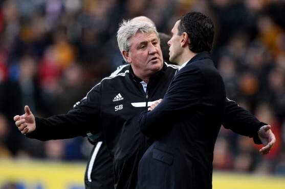 HULL, ENGLAND - NOVEMBER 02:  Hull City's Manager, Steve Bruce (L) clashes with Sunderland's Manager, Gus Poyet during the Barclays Premier League match between Hull City and Sunderland at KC Stadium on November 02, 2013 in Hull, England.  (Photo by Tim K