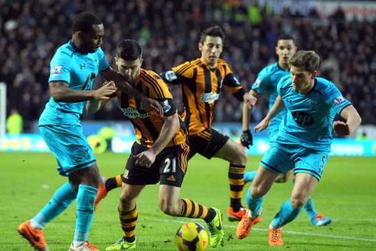 HULL, ENGLAND - FEBRUARY 01:  Hull City's Shane Long goes past Tottenham Hotspur's Jan Vertonghen and Danny Rose during the Barclays Premier League match between Hull City and Tottenham Hotspur at KC Stadium on February 01, 2014 in Hull, England.  (Photo 