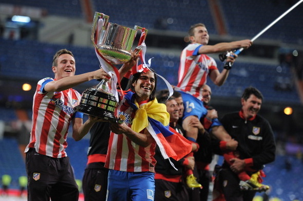 MADRID, SPAIN - MAY 17:  Saul Niguez (L) and Radamel Falcao of Club Atletico de Madrid celebrate with the trophy after beating Real Madrid CF 2-1 in the Copa del Rey Final between Real Madrid CF and Club Atletico de Madrid at Estadio Santiago Bernabeu on 
