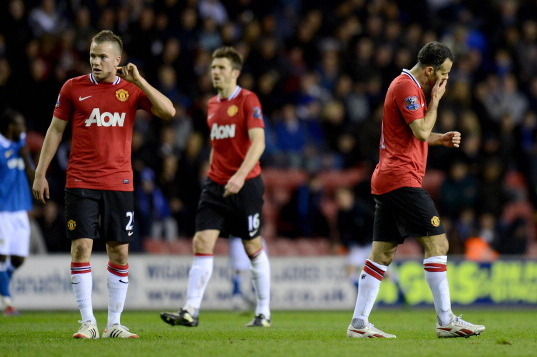 WIGAN, ENGLAND - APRIL 11:  Tom Cleverley, Michael Carrick and Ryan Giggs of Manchester United during the Barclays Premier League match between Wigan Athletic and Manchester United at DW Stadium on April 11, 2012 in Wigan, England.  (Photo by Gareth Cople