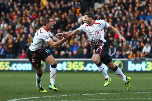 HULL, ENGLAND - DECEMBER 01:  Steven Gerrard (R) of Liverpool celebrates his goal with team mate Jordan Henderson during the Barclays Premier League match between Hull City and Liverpool at KC Stadium on December 1, 2013 in Hull, England.  (Photo by Matth
