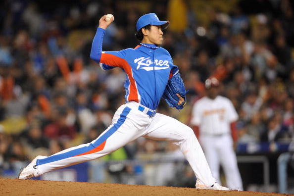 LOS ANGELES, CA - MARCH 21:  Starting pitcher Suk-Min Yoon #28 of Korea delivers a pitch against Venezuela in the sixth inning of the semifinal game of the 2009 World Baseball Classic on March 21, 2009 at Dodger Stadium in Los Angeles, California.  (Photo