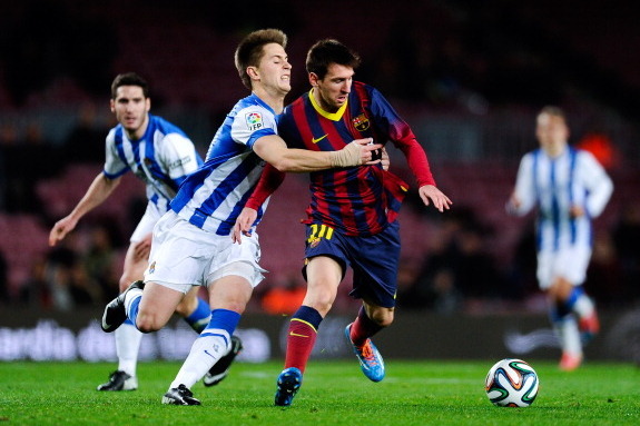 BARCELONA, SPAIN - FEBRUARY 05:  Lionel Messi of FC Barcelona duels for the ball with Gaztanaga of Real Sociedad during the Copa del Rey Semi-Final first leg match between Barcelona and Real Sociedad at Camp Nou on February 5, 2014 in Barcelona, Spain.  (