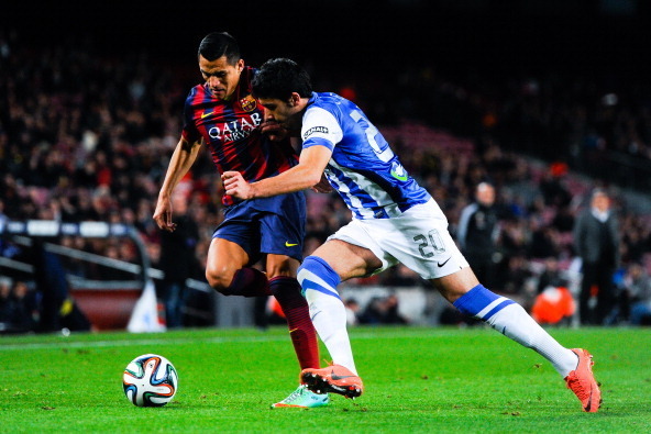 BARCELONA, SPAIN - FEBRUARY 05:  Alexis Sanchez of FC Barcelona duels for the ball with Jose Angel Valdes of Real Sociedad during the Copa del Rey Semi-Final first leg match between Barcelona and Real Sociedad at Camp Nou on February 5, 2014 in Barcelona,