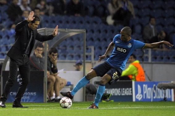 PORTO, PORTUGAL - OCTOBER 1:  Diego Simeone (L), coach of Club Atletico de Madrid gestures as Fernando of FC Porto runs with the ball during the UEFA Champions League group stage match between FC Porto and Club Atletico de Madrid held on October 1, 2013 a