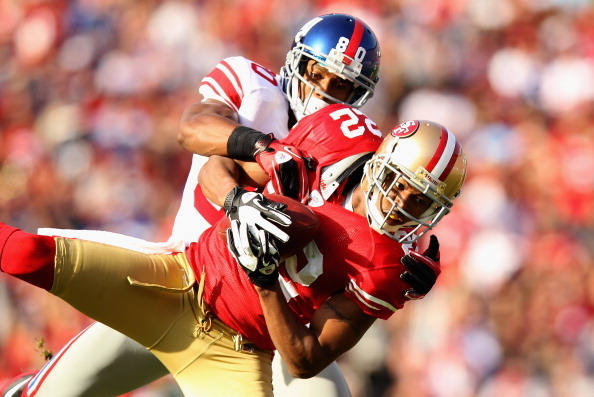 SAN FRANCISCO, CA - NOVEMBER 13:  Carlos Rogers #22 of the San Francisco 49ers intercepts a pass intended for Victor Cruz #80 of the New York Giants at Candlestick Park on November 13, 2011 in San Francisco, California.  (Photo by Ezra Shaw/Getty Images)