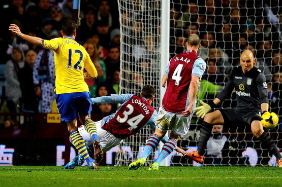 BIRMINGHAM, ENGLAND - JANUARY 13:  Olivier Giroud of Arsenal scores their second goal past  Brad Guzan of Aston Villa during the Barclays Premier League match between Aston Villa and Arsenal at Villa Park on January 13, 2014 in Birmingham, England.  (Phot