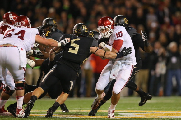 WACO, TX - NOVEMBER 07:  Blake Bell #10 of the Oklahoma Sooners runs the ball against Eddie Lackey #5 of the Baylor Bears at Floyd Casey Stadium on November 7, 2013 in Waco, Texas.  (Photo by Ronald Martinez/Getty Images)
