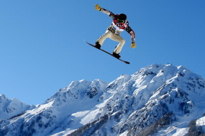 SOCHI, RUSSIA - FEBRUARY 03:  Shaun white of the USA trains during Snowboard Slopestyle practice at the Extreme Park at Rosa Khutor Mountain ahead of the Sochi 2014 Winter Olympics on February 3, 2014 in Sochi, Russia.  (Photo by Al Bello/Getty Images)