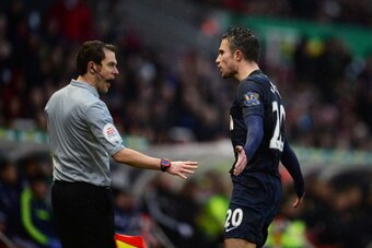 STOKE ON TRENT, ENGLAND - FEBRUARY 01:  Robin van Persie of Manchester United confronts the assistant referee during the Barclays Premier League match between Stoke City and Manchester United at Britannia Stadium on February 1, 2014 in Stoke on Trent, Eng