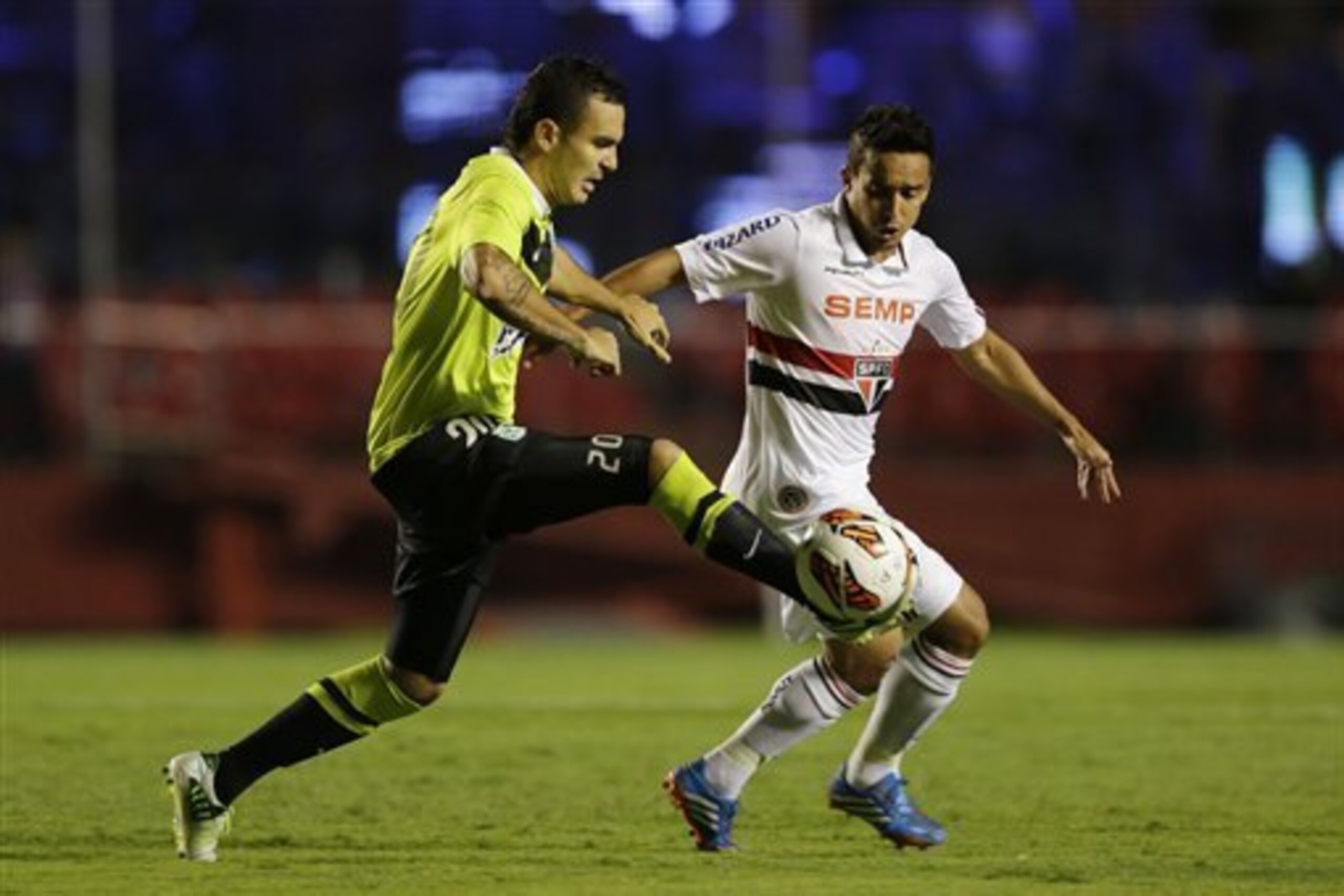 Jadson, right, will be immediately available to Corinthians.