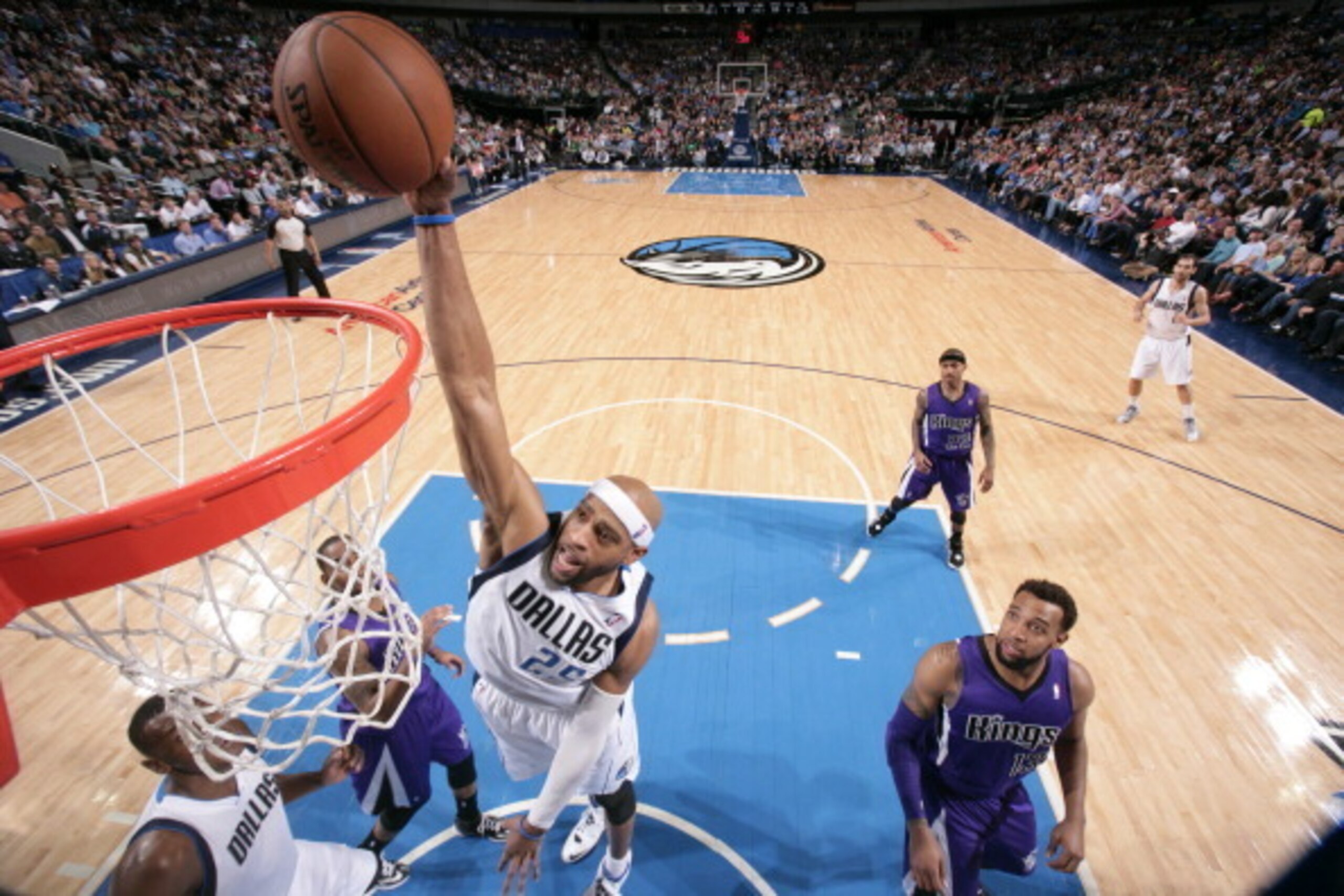 DALLAS, TX - JANUARY 31: Vince Carter #25 of the Dallas Mavericks dunks against the Sacramento Kings on January 31, 2014 at the American Airlines Center in Dallas, Texas. NOTE TO USER: User expressly acknowledges and agrees that, by downloading and or usi