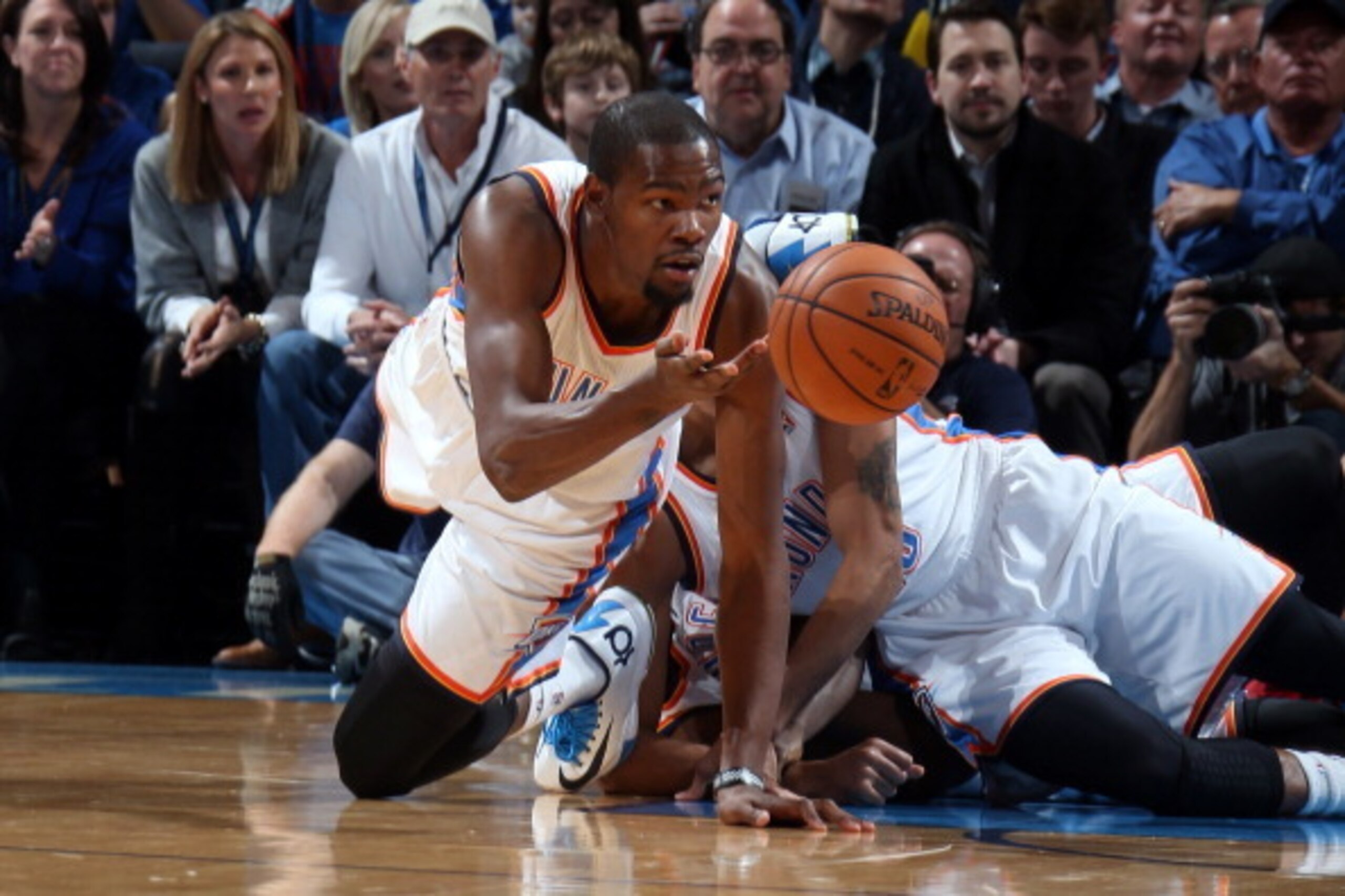 OKLAHOMA CITY, OK - NOVEMBER 21: Kevin Durant #35 of the Oklahoma City Thunder passes the ball from the ground against the Los Angeles Clippers on November 21, 2013 at the Chesapeake Energy Arena in Oklahoma City, Oklahoma. NOTE TO USER: User expressly a OKLAHOMA CITY, OK - NOVEMBER 21: Kevin Durant #35 of the Oklahoma City Thunder passes the ball from the ground against the Los Angeles Clippers on November 21, 2013 at the Chesapeake Energy Arena in Oklahoma City, Oklahoma. NOTE TO USER: User expressly a