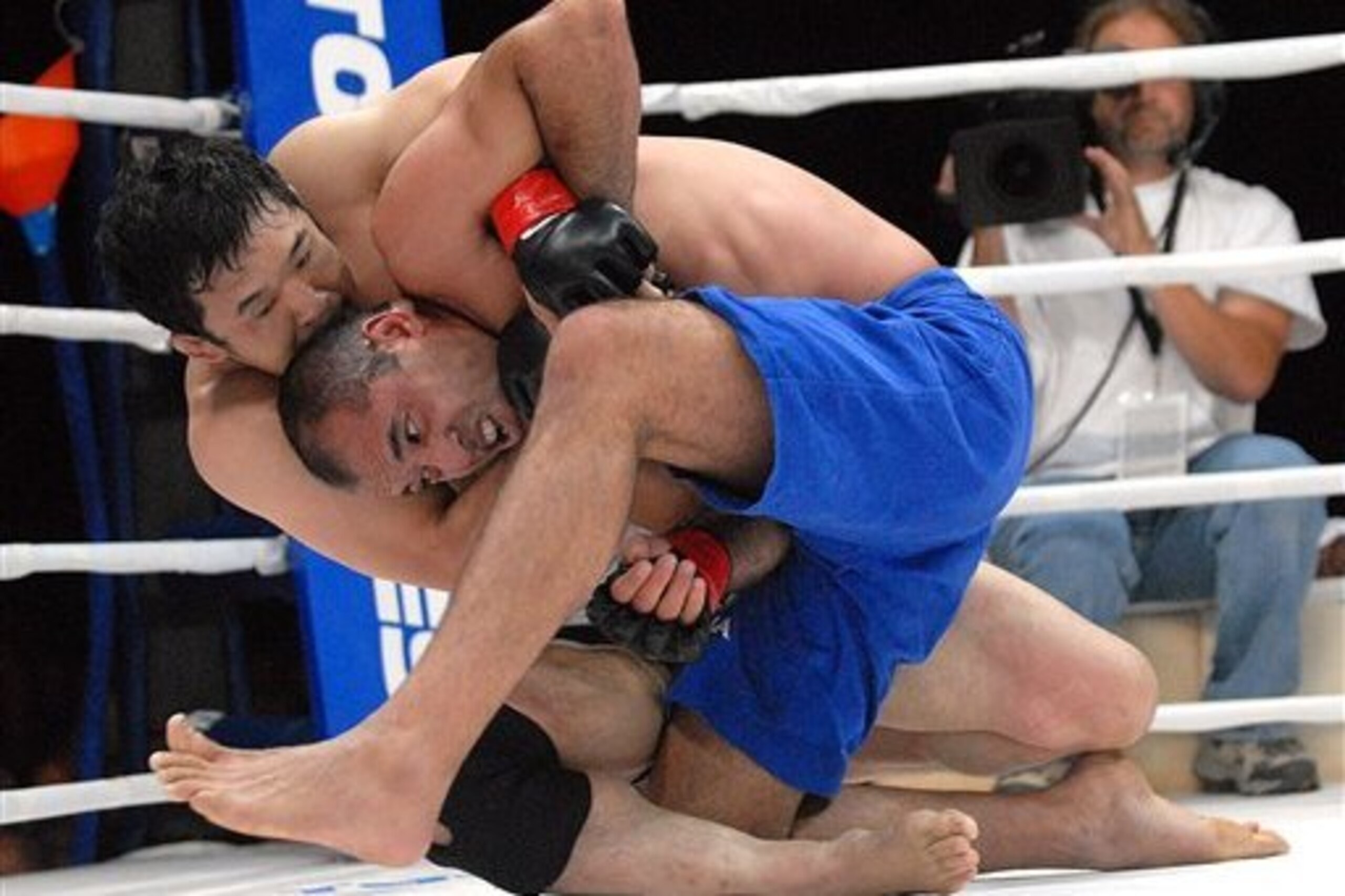 Sakuraba in action against Royce Gracie
