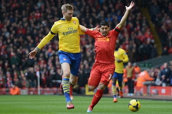 LIVERPOOL, ENGLAND - FEBRUARY 08:  Per Mertesacker of Arsenal competes with Luis Suarez of Liverpool during the Barclays Premier League match between Liverpool and Arsenal at Anfield on February 8, 2014 in Liverpool, England.  (Photo by Michael Regan/Gett
