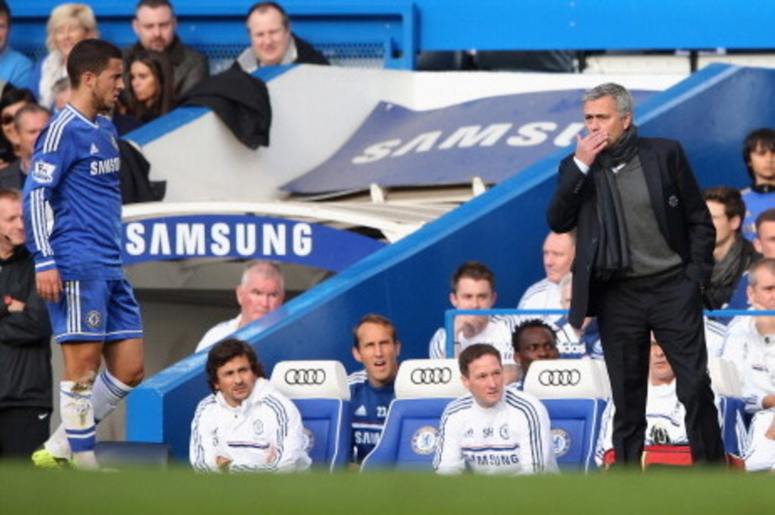 LONDON, ENGLAND - OCTOBER 19: Chelsea manager Jose Mouinho (R) gives instructions to Eden Hazard from the touchline during the Barclays Premier League match between Chelsea and Cardiff City at Stamford Bridge on October 19, 2013 in London, England.  (Phot