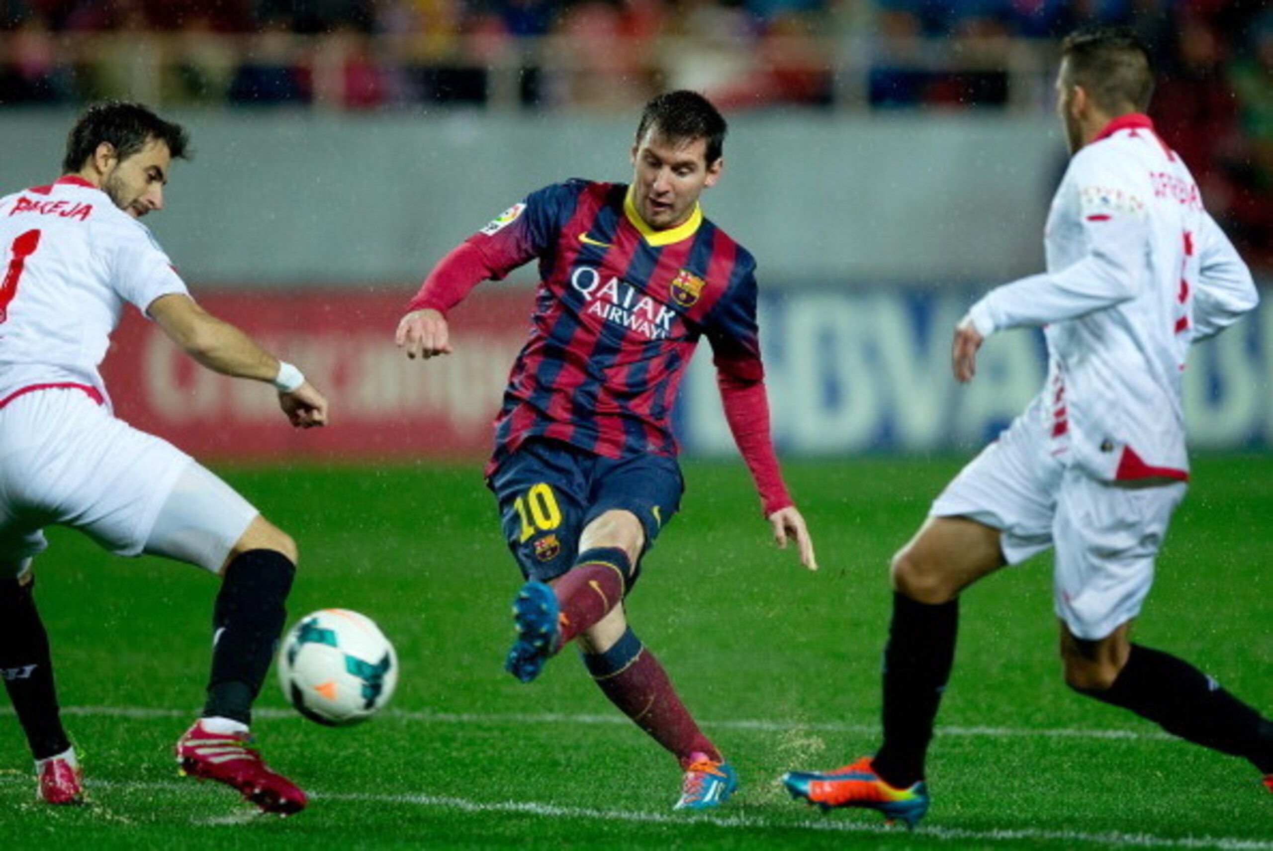 SEVILLE, SPAIN - FEBRUARY 09: Lionel Messi scores his team's third goal during the La Liga match between Sevilla FC and FC Barcelona at Estadio Ramon Sanchez Pizjuan on February 9, 2014 in Seville, Spain.  (Photo by Gonzalo Arroyo Moreno/Getty Images)
