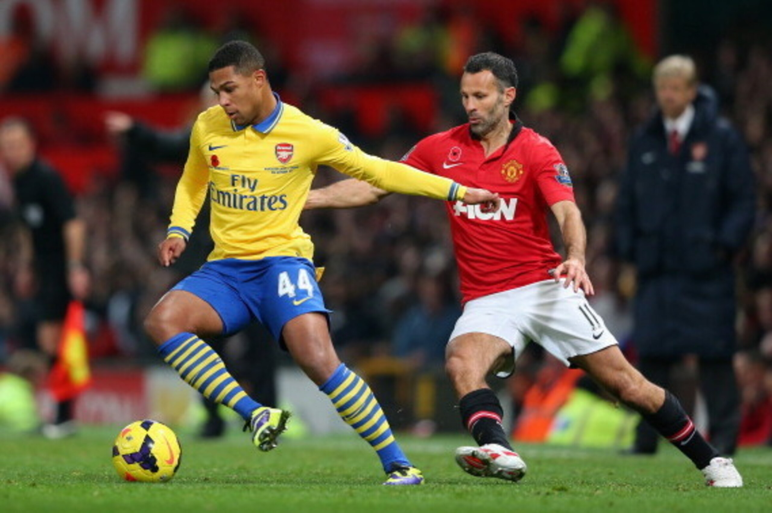 MANCHESTER, ENGLAND - NOVEMBER 10:  Ryan Giggs of Manchester United competes with Serge Gnabry of Arsenal during the Barclays Premier League match between Manchester United and Arsenal at Old Trafford on November 10, 2013 in Manchester, England.  (Photo b