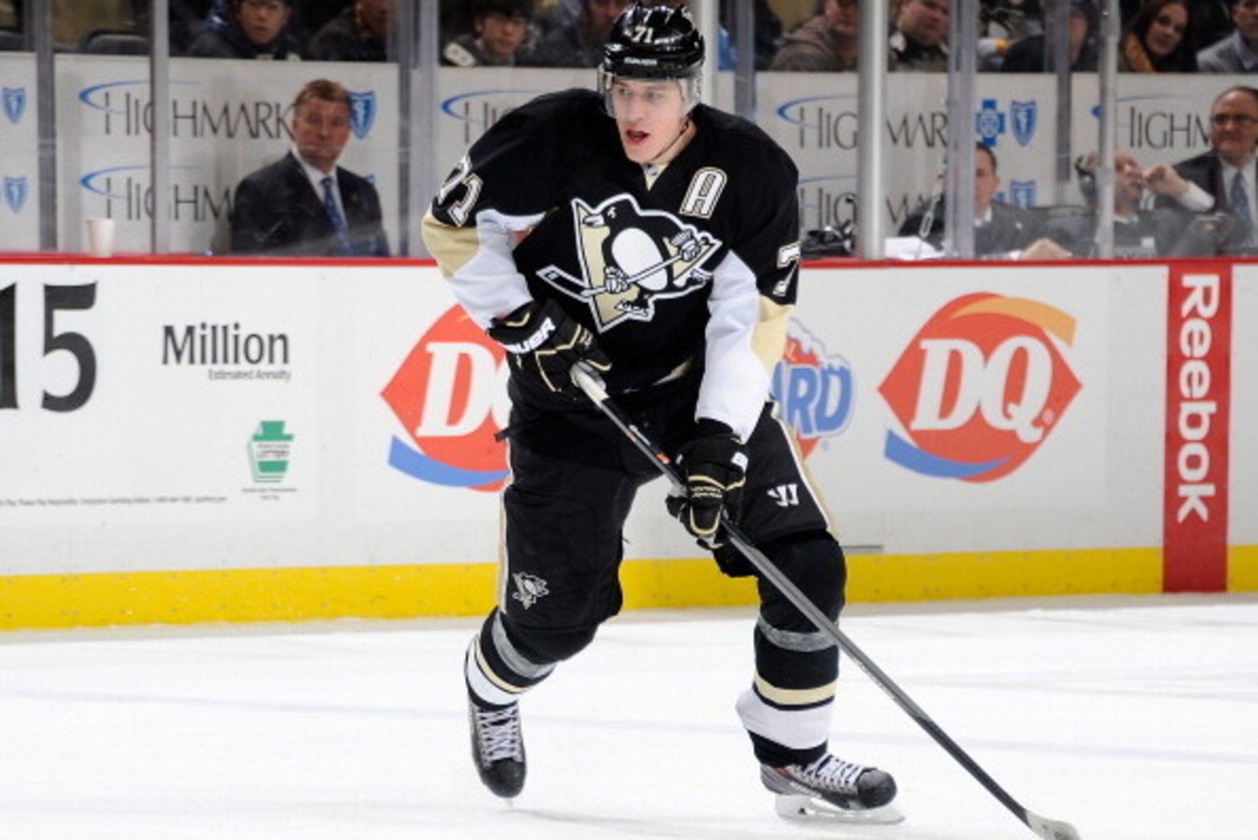 PITTSBURGH, PA - FEBRUARY 3:  Evgeni Malkin #71 of the Pittsburgh Penguins moves the puck against the Ottawa Senators on February 3, 2014 at Consol Energy Center in Pittsburgh, Pennsylvania.  (Photo by Joe Sargent/NHLI via Getty Images)
