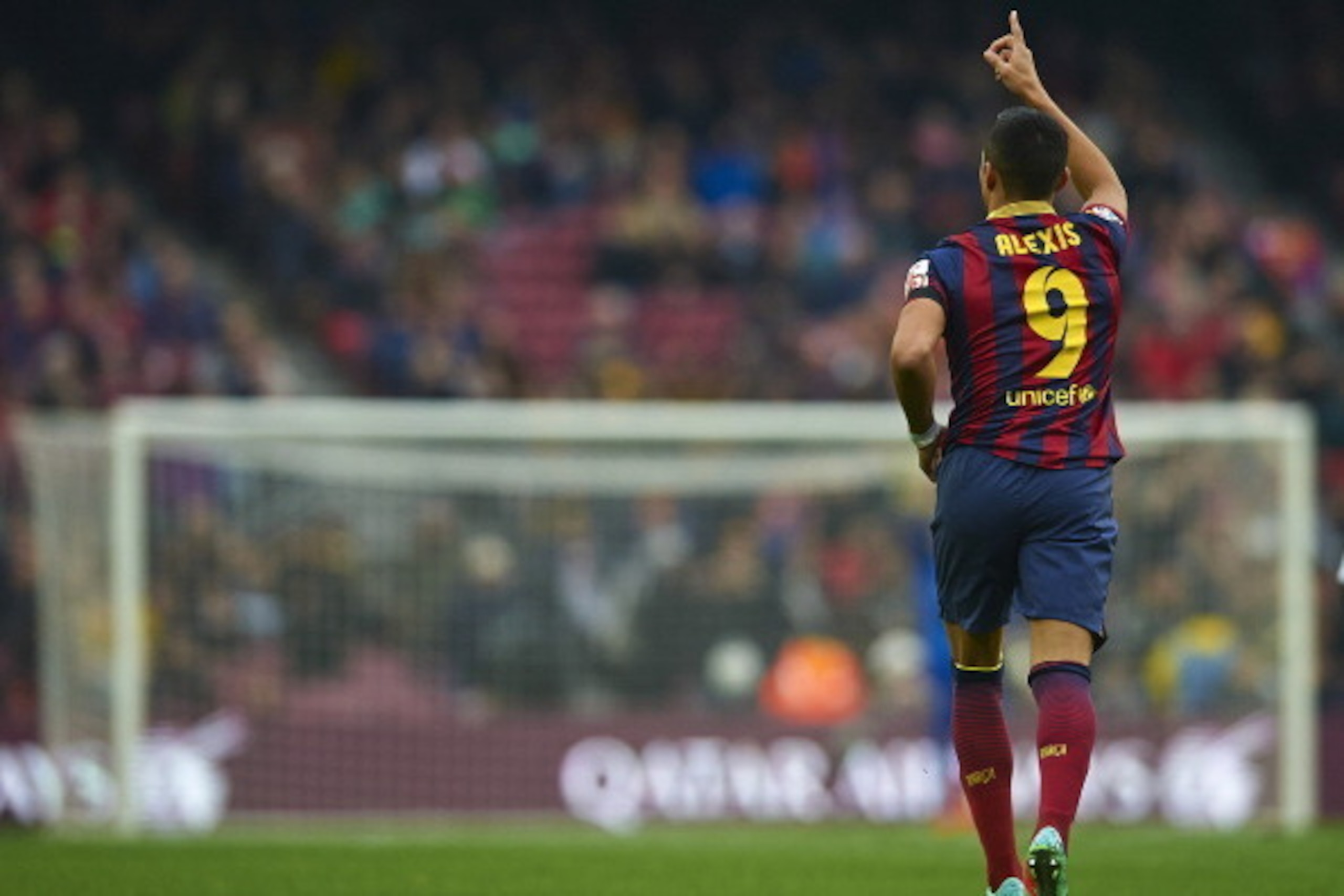BARCELONA, SPAIN - FEBRUARY 01:  Alexis Sanchez of FC Barcelona celebrates after scoring the opening goal during the La Liga match between FC Barcelona and Valencia CF at Camp Nou on February 1, 2014 in Barcelona, Spain.  (Photo by Manuel Queimadelos Alon