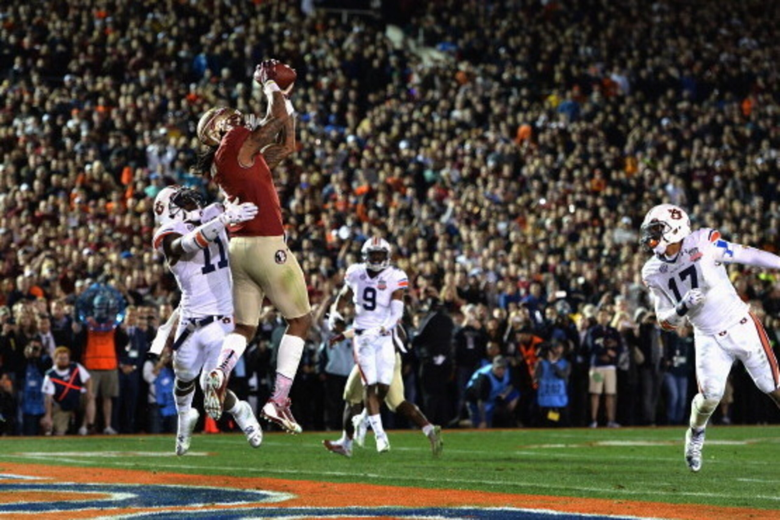 PASADENA, CA - JANUARY 06:  Wide receiver Kelvin Benjamin #1 of the Florida State Seminoles catches a 2-yard pass for a touchdown to take a 33-31 lead in the final moments of the fourth quarter during the 2014 Vizio BCS National Championship Game at the R