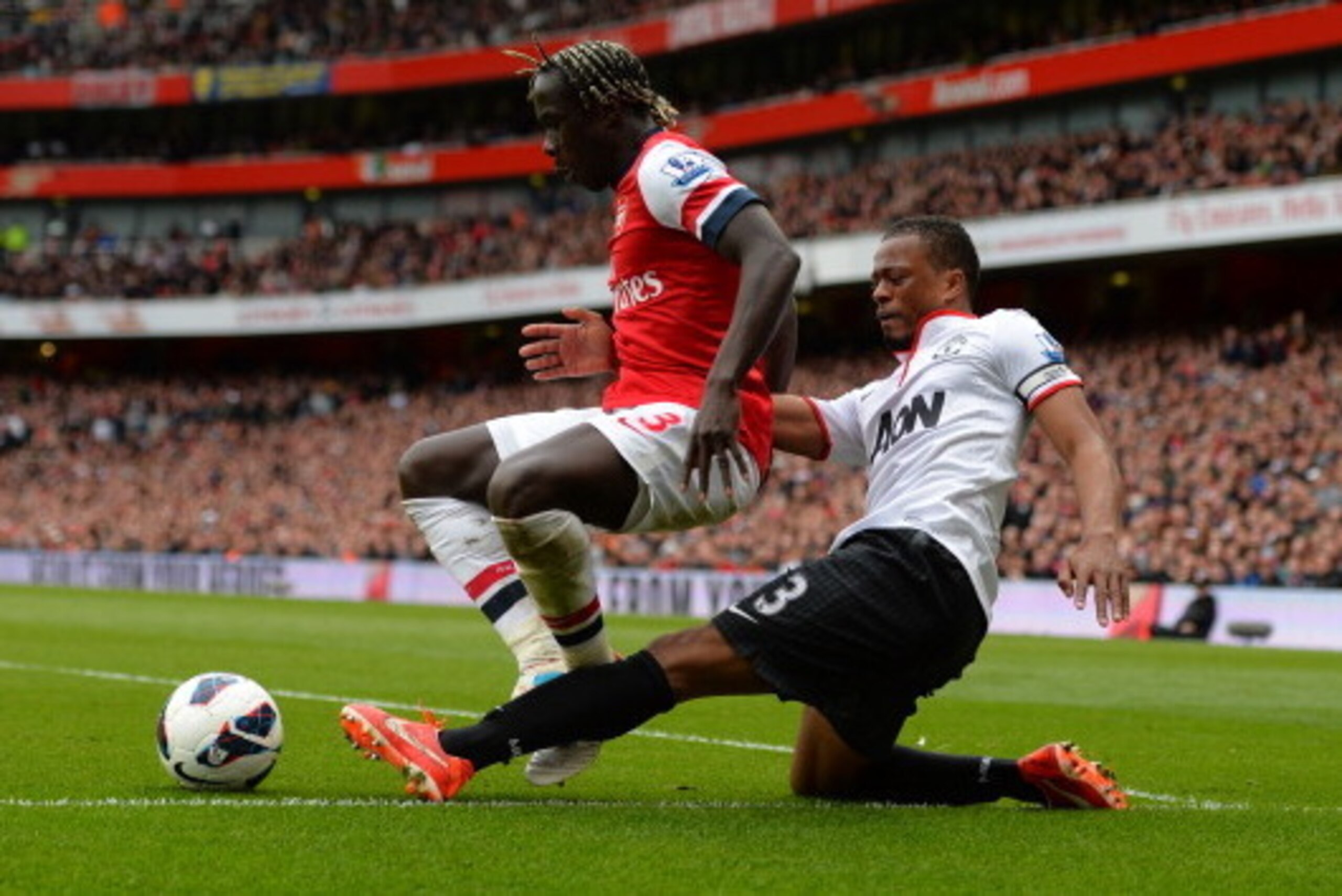LONDON, ENGLAND - APRIL 28:  Patrice Evra of Manchester United tackles Bacary Sagna of Arsenal during the Barclays Premier League match between Arsenal and Manchester United at Emirates Stadium on April 28, 2013 in London, England.  (Photo by Shaun Botter