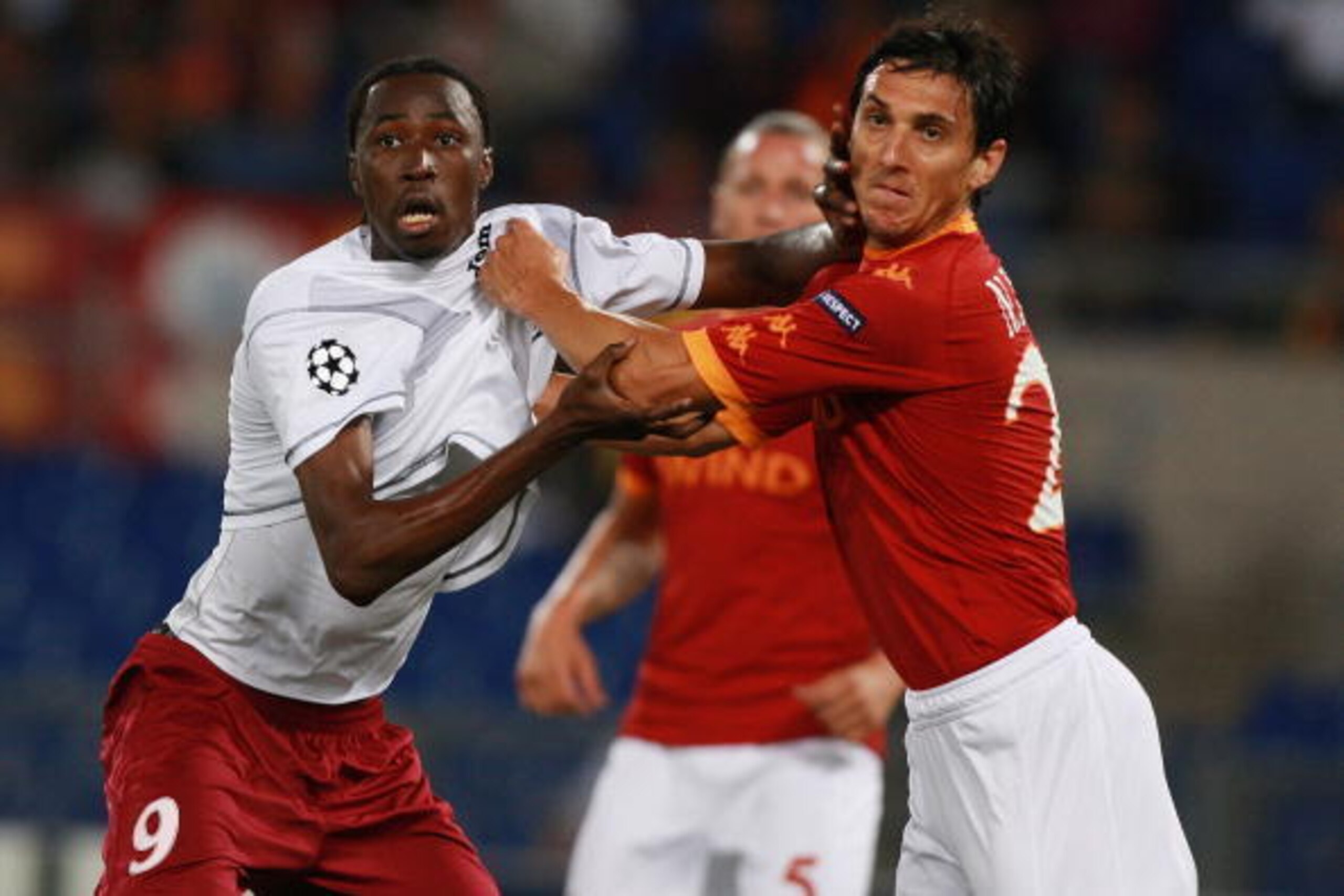ROME - SEPTEMBER 28:  Nicolas Burdisso (R) of AS Roma in action against  Lacina Traore' of CFR Cluj during the UEFA Champions League group E match between AS Roma and CFR Cluj at Stadio Olimpico on September 28, 2010 in Rome, Italy.  (Photo by Paolo Bruno