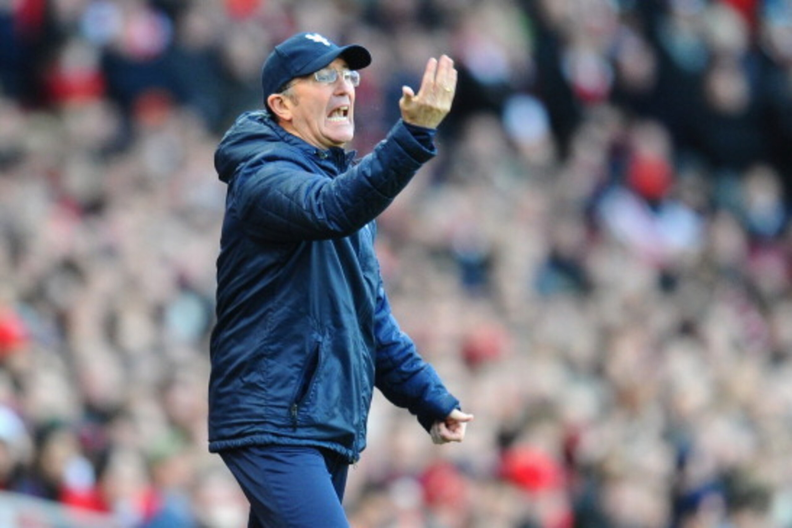 LONDON, ENGLAND - FEBRUARY Crystal Palace manager Tony Pulis shouts instructions during the Barclays Premier League match between Arsenal and Crystal Palace at Emirates Stadium on February 2, 2014 in London, England.  (Photo by Mike Hewitt/Getty Images)
