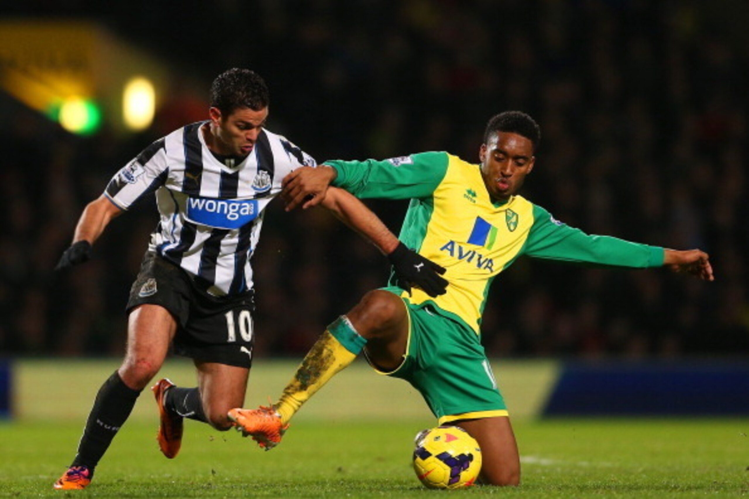 NORWICH, ENGLAND - JANUARY 28:  Hatem Ben Arfa of Newcastle United and Leroy Fer of Norwich City battle for the ball during the Barclays Premier League match between Norwich City and Newcastle United at Carrow Road on January 28, 2014 in Norwich, England.
