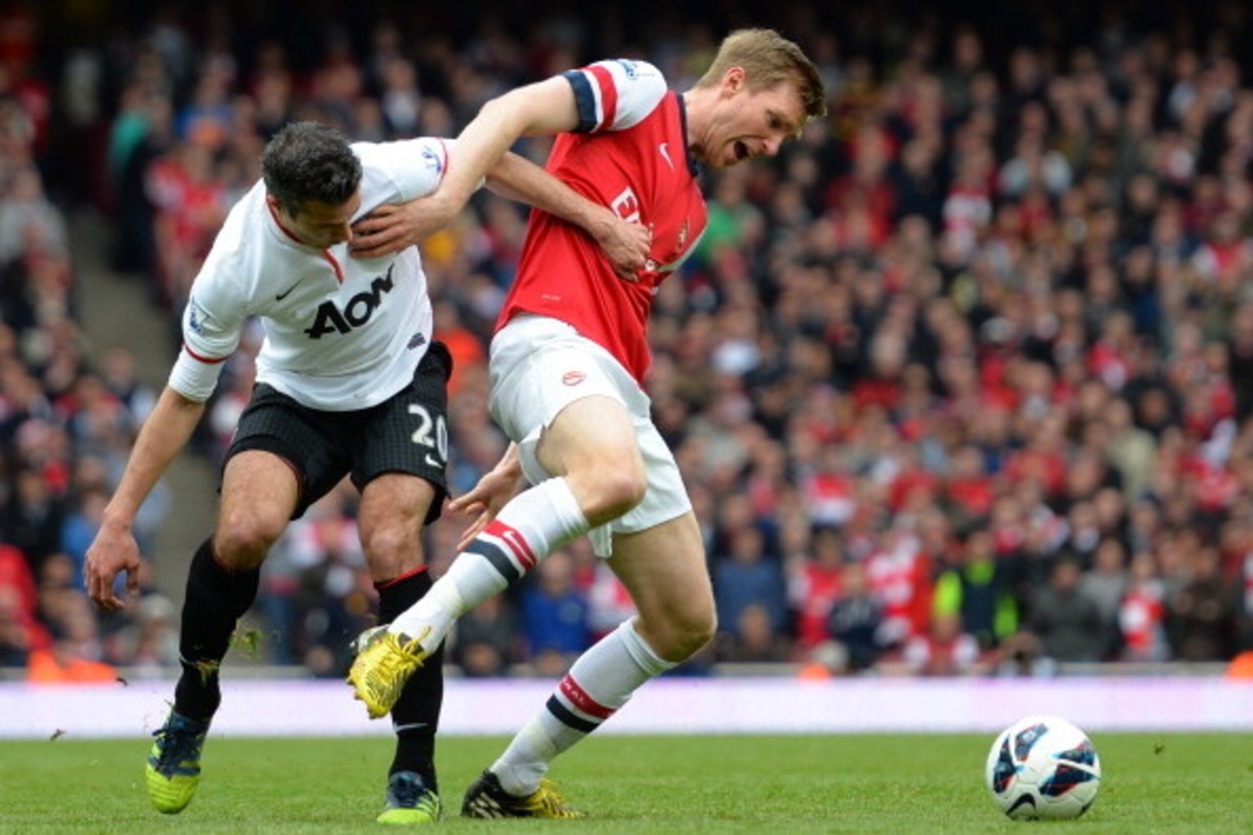 LONDON, ENGLAND - APRIL 28:  Per Mertesacker of Arsenal and Robin van Persie of Manchester United battle for the ball during the Barclays Premier League match between Arsenal and Manchester United at Emirates Stadium on April 28, 2013 in London, England. 
