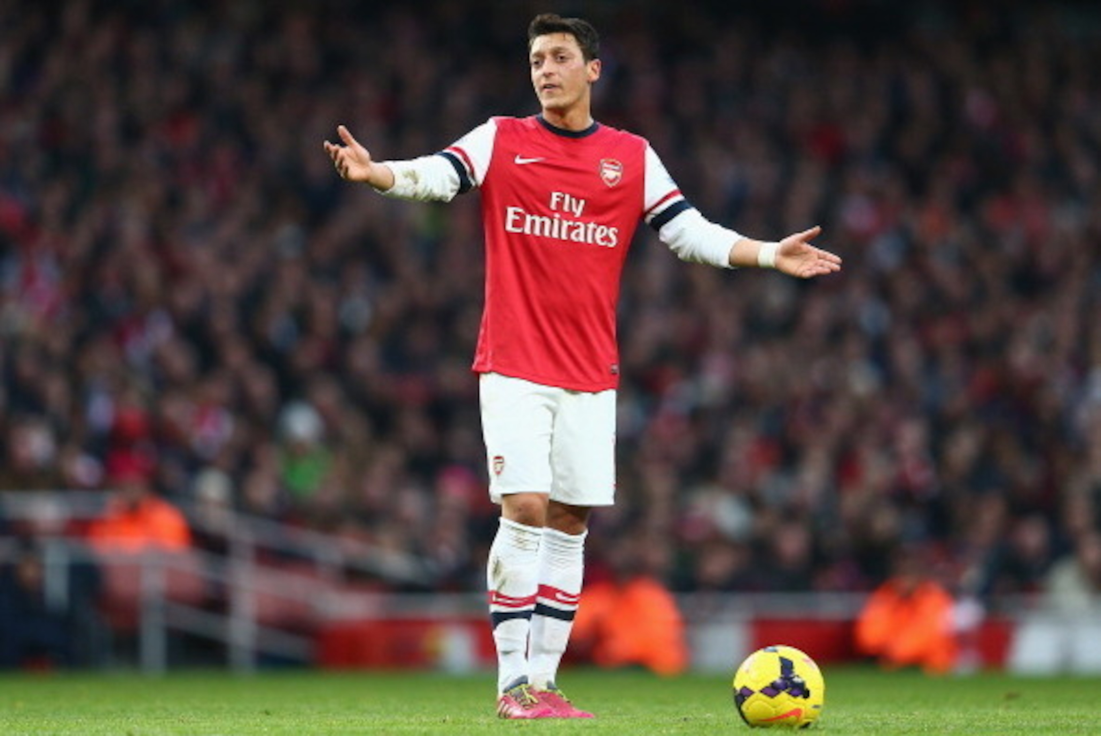 LONDON, ENGLAND - JANUARY 18:  Mesut Ozil of Arsenal in action during the Barclays Premier League match between Arsenal and Fulham at Emirates Stadium on January 18, 2014 in London, England.  (Photo by Clive Mason/Getty Images)