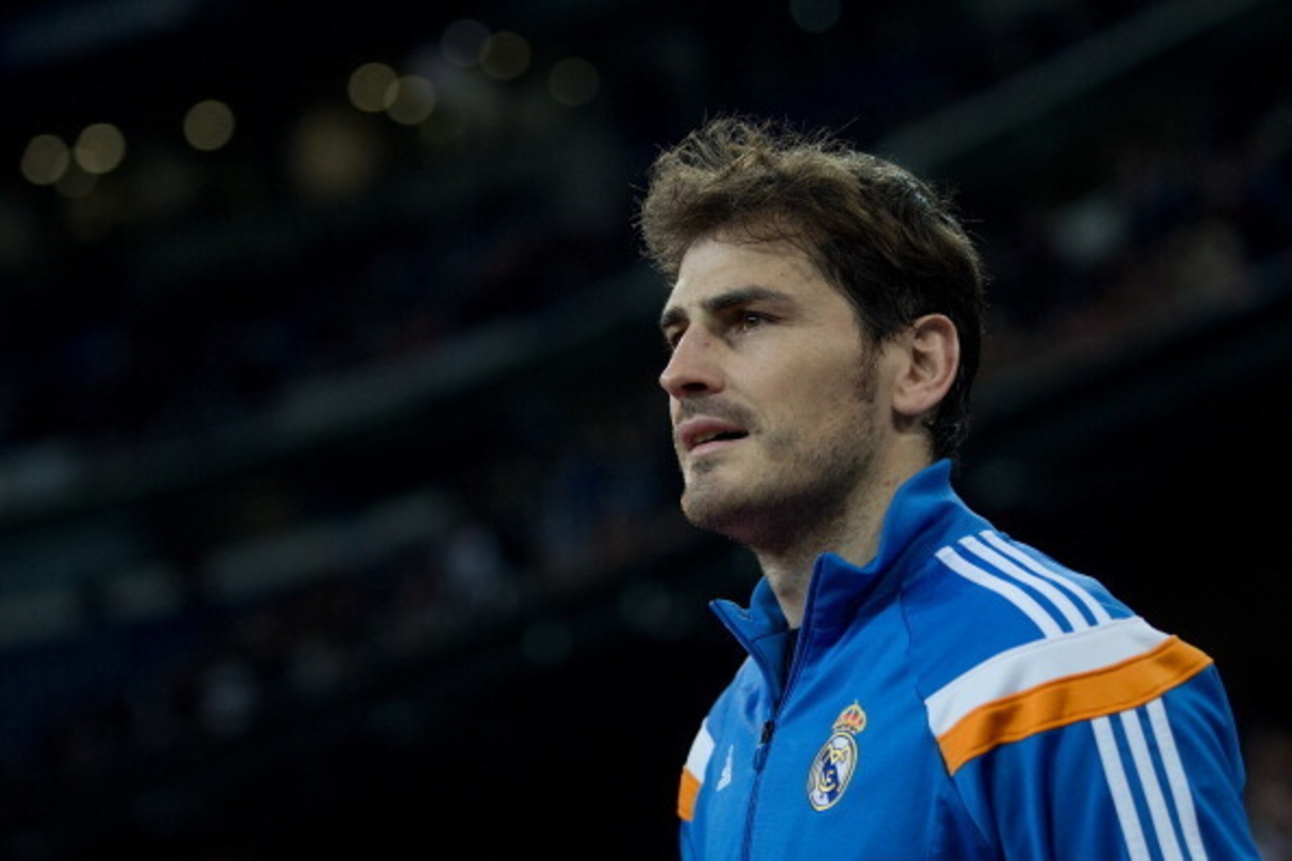MADRID, SPAIN - JANUARY 09:  Goalkeeper Iker Casillas enters the pitch prior to start the Copa del Rey Round of 8 first match between Real Madrid and CA Osasuna at Estadio Santiago Bernabeu on January 9, 2014 in Madrid, Spain.  (Photo by Gonzalo Arroyo Mo