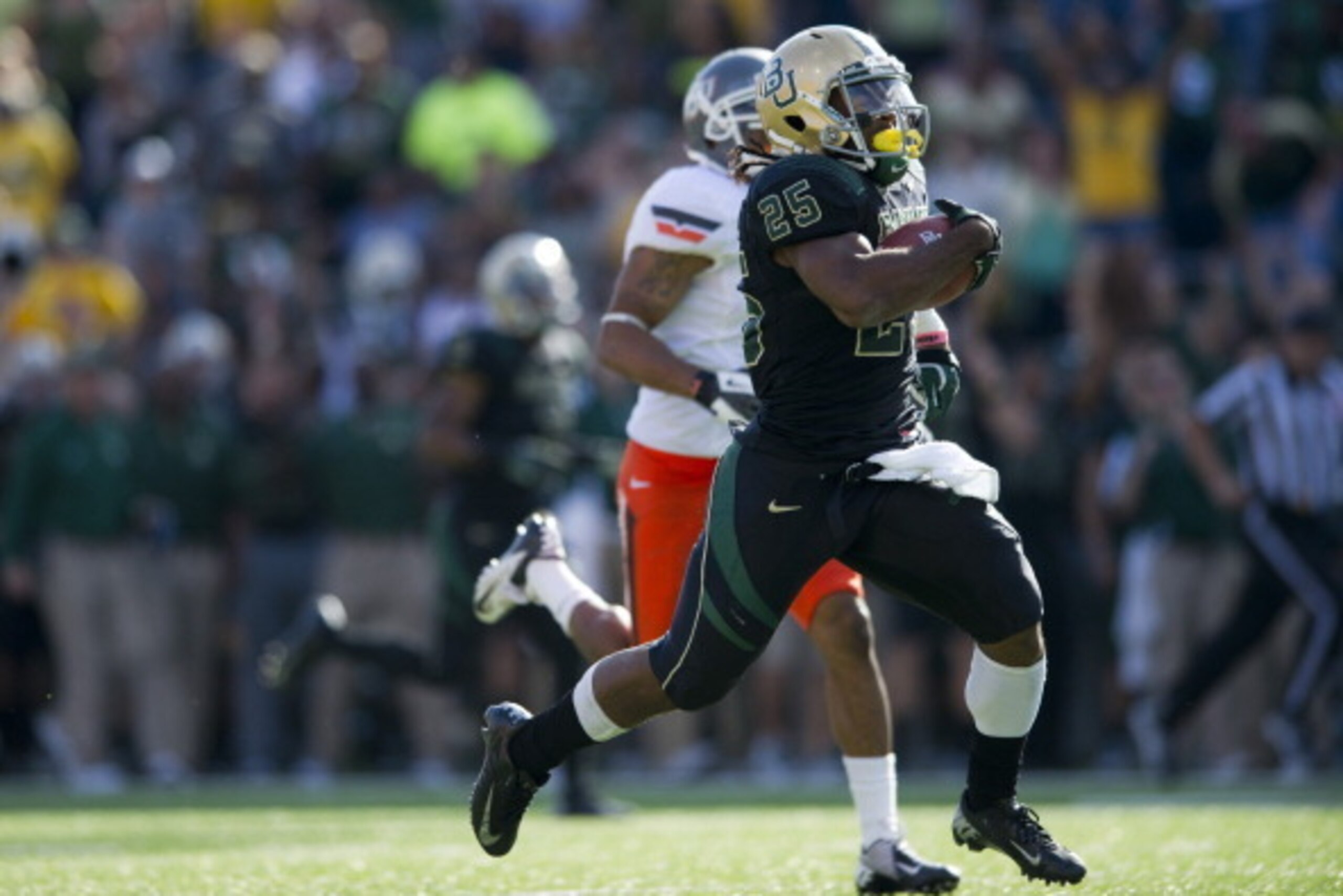 WACO, TX - DECEMBER 1: Lache Seastrunk #25 of the Baylor University Bears breaks free for a 76 yard touchdown run against the Oklahoma State University Cowboys on December 1, 2012 at Floyd Casey Stadium in Waco, Texas. (Photo by Cooper Neill/Getty Images)