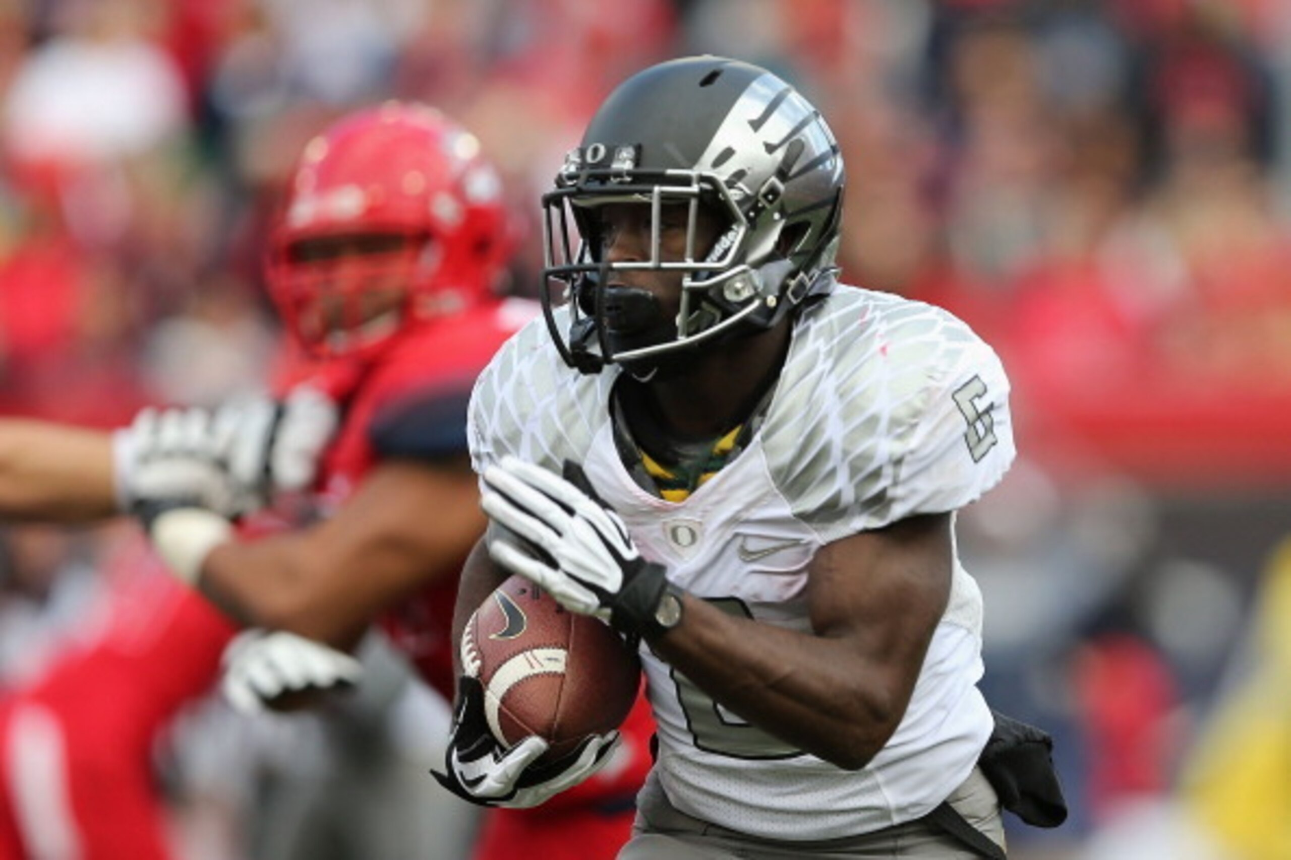 TUCSON, AZ - NOVEMBER 23:  Running back De'Anthony Thomas #6 of the Oregon Ducks rushes the football against the Arizona Wildcats during the college football game at Arizona Stadium on November 23, 2013 in Tucson, Arizona.  (Photo by Christian Petersen/Ge