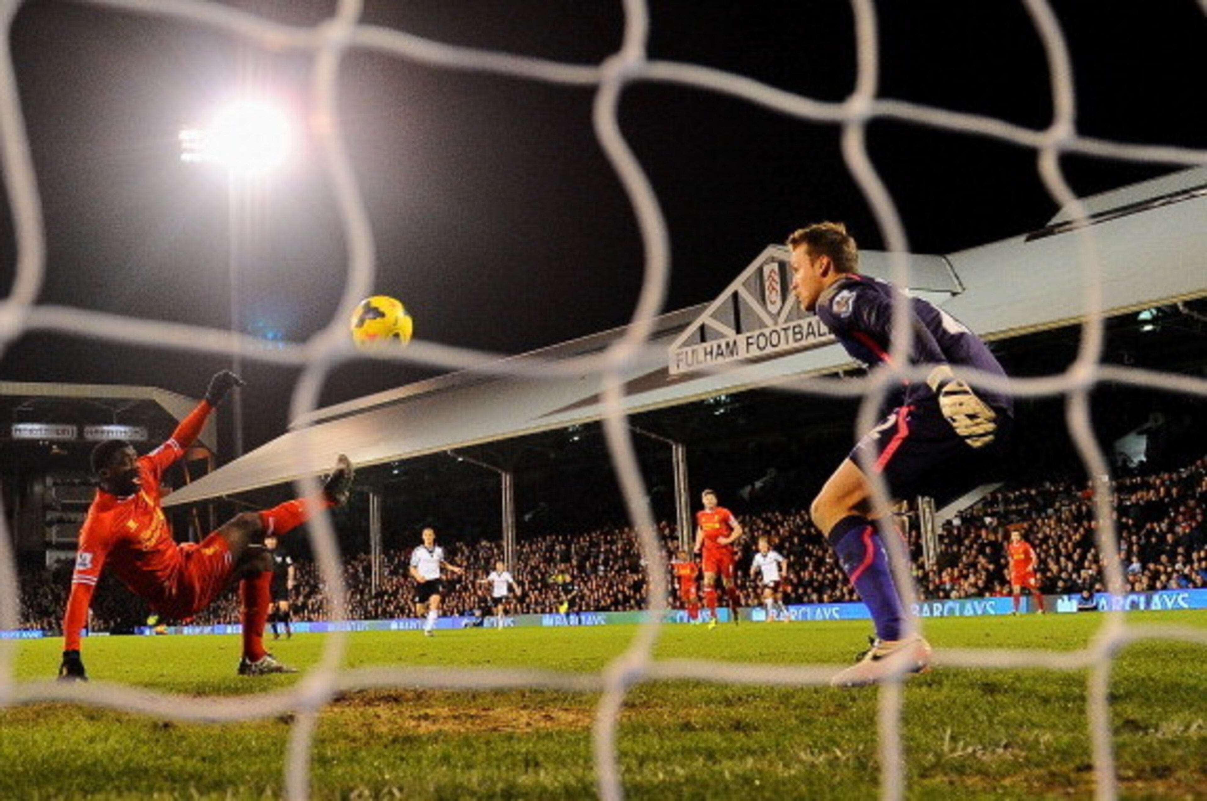 LONDON, ENGLAND - FEBRUARY 12:  Simon Mignolet of Liverpool looks on as Kolo Toure of Liverpool scores an own goal during the Barclays Premier League match between Fulham and Liverpool at Craven Cottage on February 12, 2014 in London, England.  (Photo by 