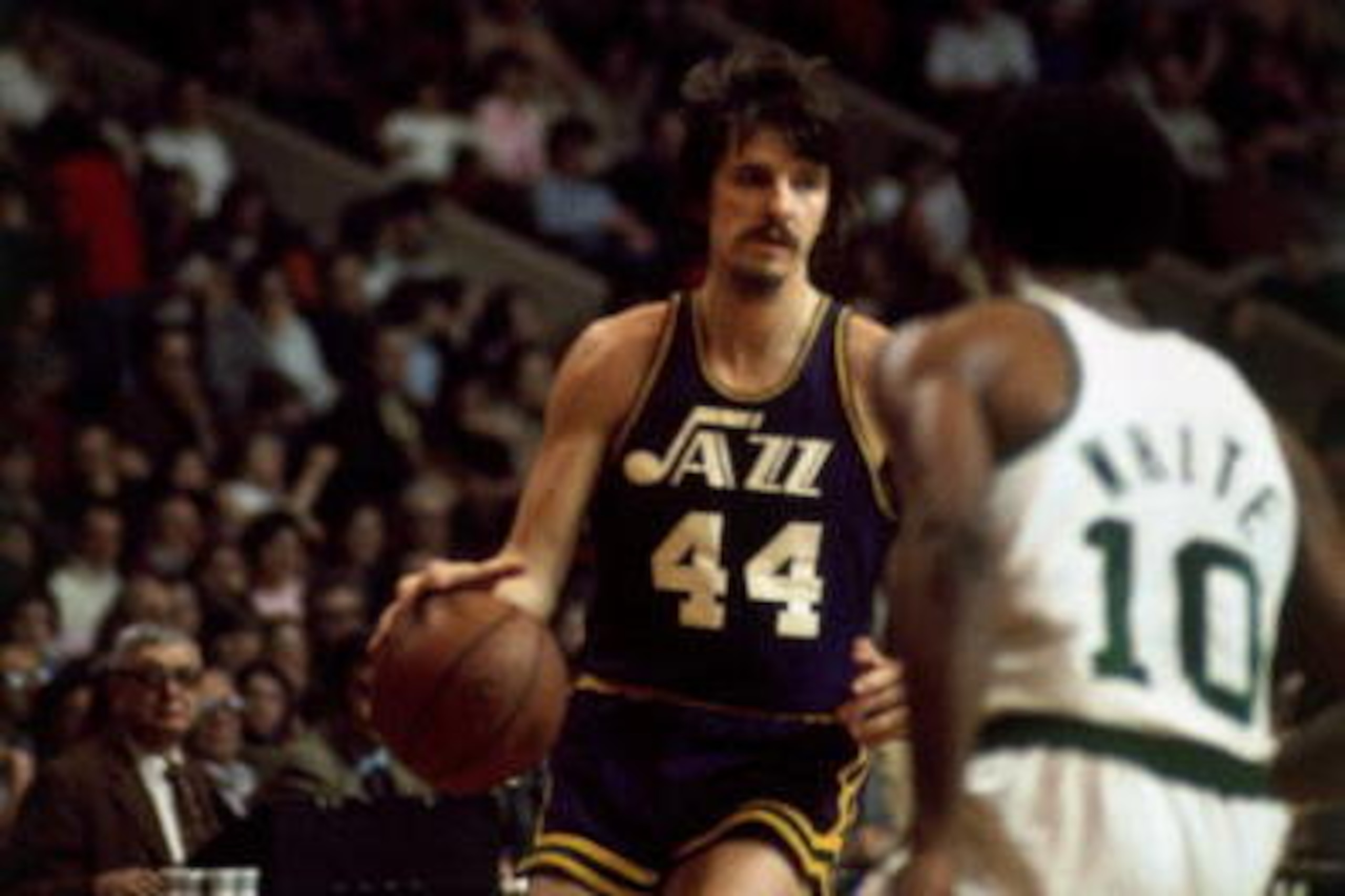 BOSTON - 1975:  Pete Maravich #44 of the New Orleans Jazz drives to the basket against the Boston Celtics during a 1976 game at Boston Garden in Boston, Massachusetts. NOTE TO USER: User expressly acknowledges that, by downloading and or using this photog