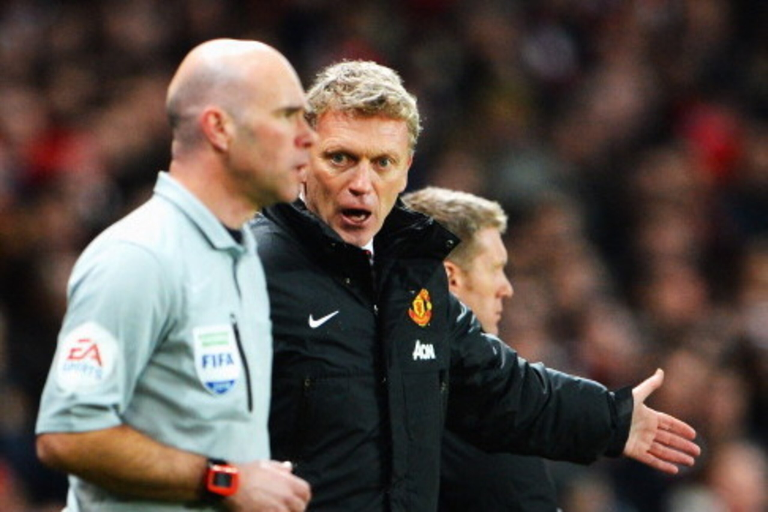 LONDON, ENGLAND - FEBRUARY 12:  Manchester United manager David Moyes talks to the assistant referee on the touchline during the Barclays Premier League match between Arsenal and Manchester United at the Emirates Stadium on February 12, 2014 in London, En