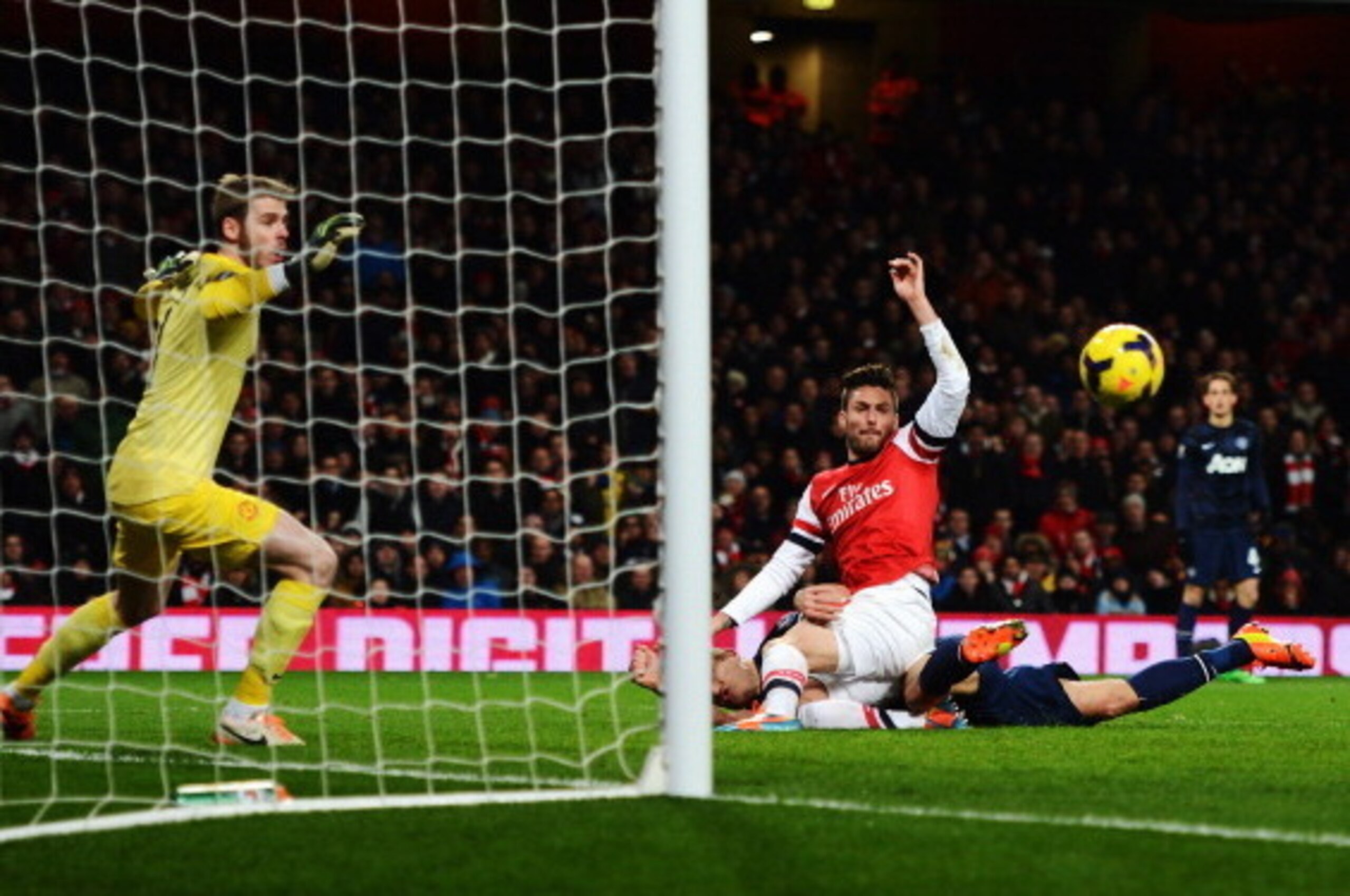 LONDON, ENGLAND - FEBRUARY 12:  Olivier Giroud (R) of Arsenal misses a chance during the Barclays Premier League match between Arsenal and Manchester United at the Emirates Stadium on February 12, 2014 in London, England.  (Photo by Michael Regan/Getty Im
