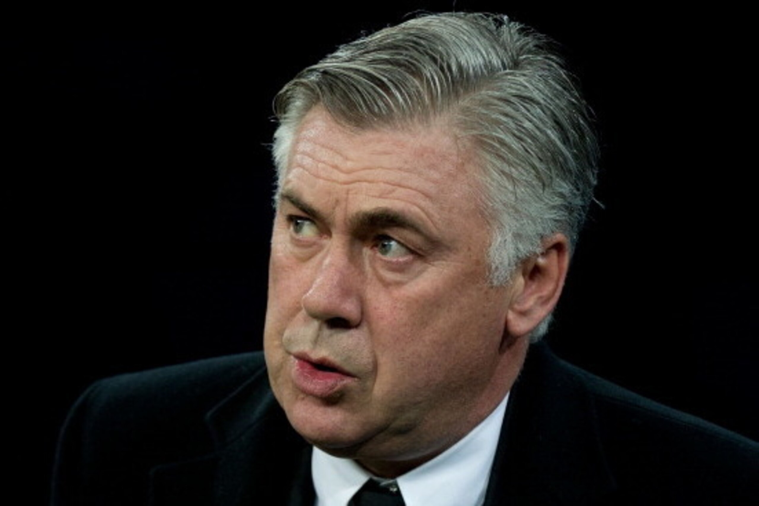 MADRID, SPAIN - FEBRUARY 08: Head coach Carlo Ancelotti of Real Madrid CF walks to the bench prior to start of the La Liga match between Real Madrid CF and Villarreal CF at Estadio Santiago Bernabeu on February 8, 2014 in Madrid, Spain.  (Photo by Gonzalo