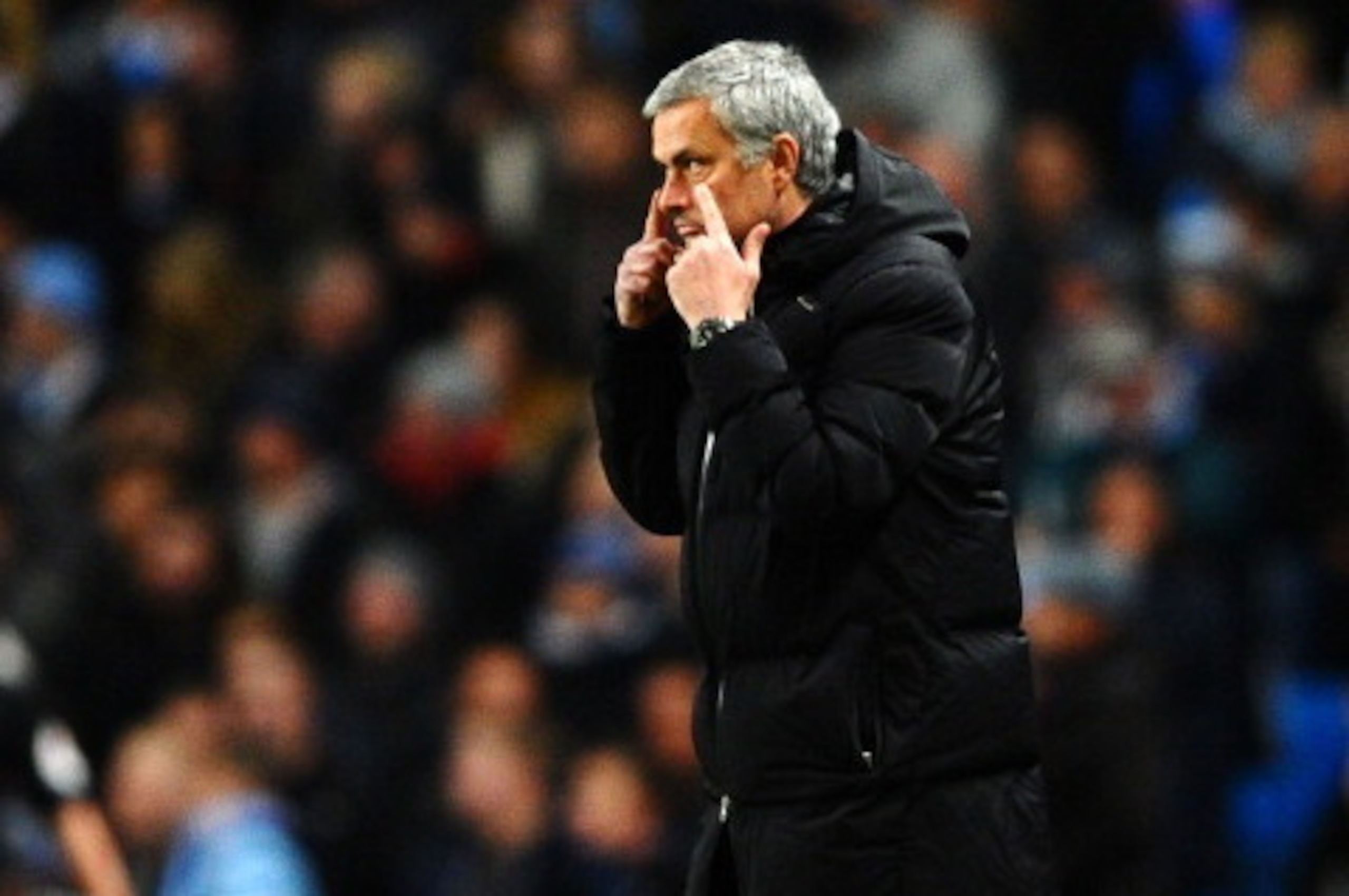 MANCHESTER, ENGLAND - FEBRUARY 03:  Jose Mourinho manager of Chelsea gives instructions during the Barclays Premier League match between Manchester City and Chelsea at Etihad Stadium on February 3, 2014 in Manchester, England.  (Photo by Laurence Griffith