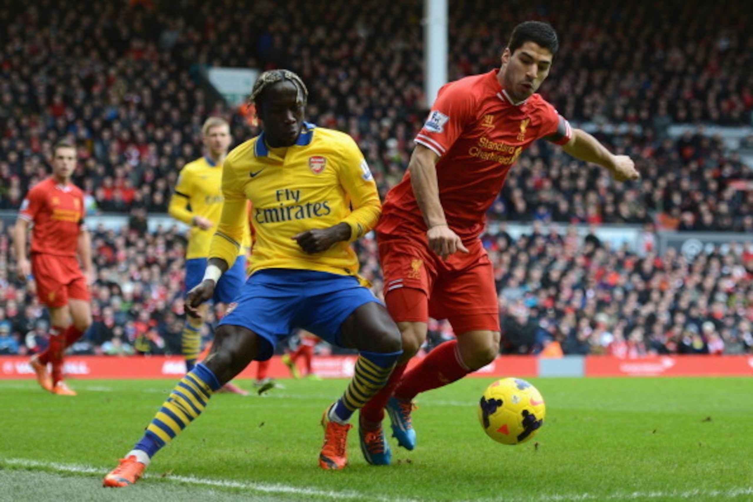 LIVERPOOL, ENGLAND - FEBRUARY 08: Luis Suarez of Liverpool is challenged by Bacary Sagna of Arsenal during the Barclays Premier League match between Liverpool and Arsenal at Anfield on February 8, 2014 in Liverpool, England. (Photo by Michael Regan/Gett LIVERPOOL, ENGLAND - FEBRUARY 08: Luis Suarez of Liverpool is challenged by Bacary Sagna of Arsenal during the Barclays Premier League match between Liverpool and Arsenal at Anfield on February 8, 2014 in Liverpool, England. (Photo by Michael Regan/Gett