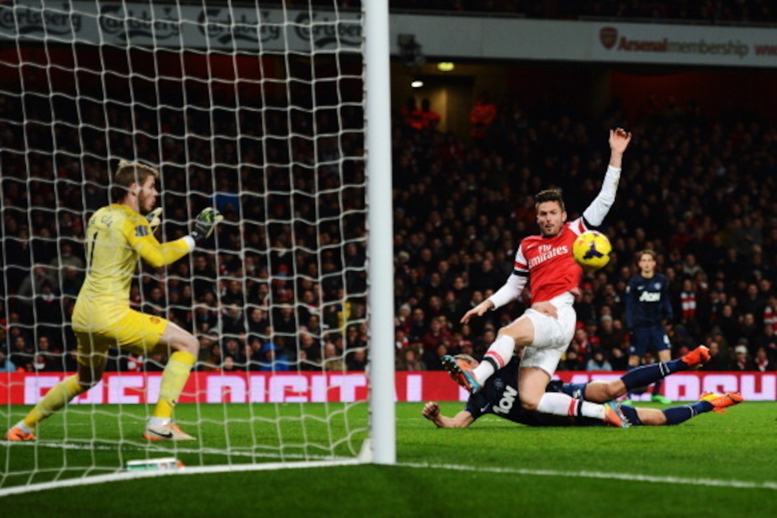 LONDON, ENGLAND - FEBRUARY 12:  Olivier Giroud (R) of Arsenal misses a chance during the Barclays Premier League match between Arsenal and Manchester United at the Emirates Stadium on February 12, 2014 in London, England.  (Photo by Michael Regan/Getty Im