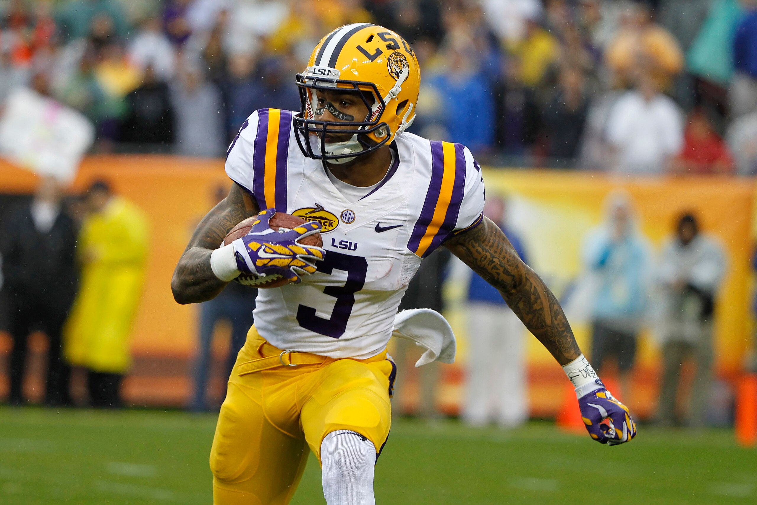 Jan 1, 2014; Tampa, Fl, USA; LSU Tigers wide receiver Odell Beckham (3) runs with the ball during the first quarter against the Iowa Hawkeyes at Raymond James Stadium. Mandatory Credit: Kim Klement-USA TODAY Sports Jan 1, 2014; Tampa, Fl, USA; LSU Tigers wide receiver Odell Beckham (3) runs with the ball during the first quarter against the Iowa Hawkeyes at Raymond James Stadium. Mandatory Credit: Kim Klement-USA TODAY Sports