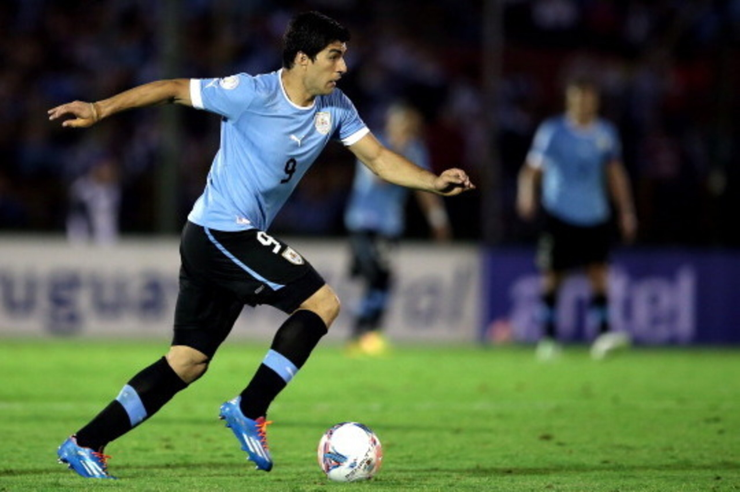 MONTEVIDEO, URUGUAY - NOVEMBER 20:  Luis Suarez of Uruguay runs with the ball during leg 2 of the FIFA World Cup Qualifier match between Uruguay and Jordan at Centenario Stadium Stadium on November 20, 2013 in Montevideo, Uruguay.  (Photo by Friedemann Vo