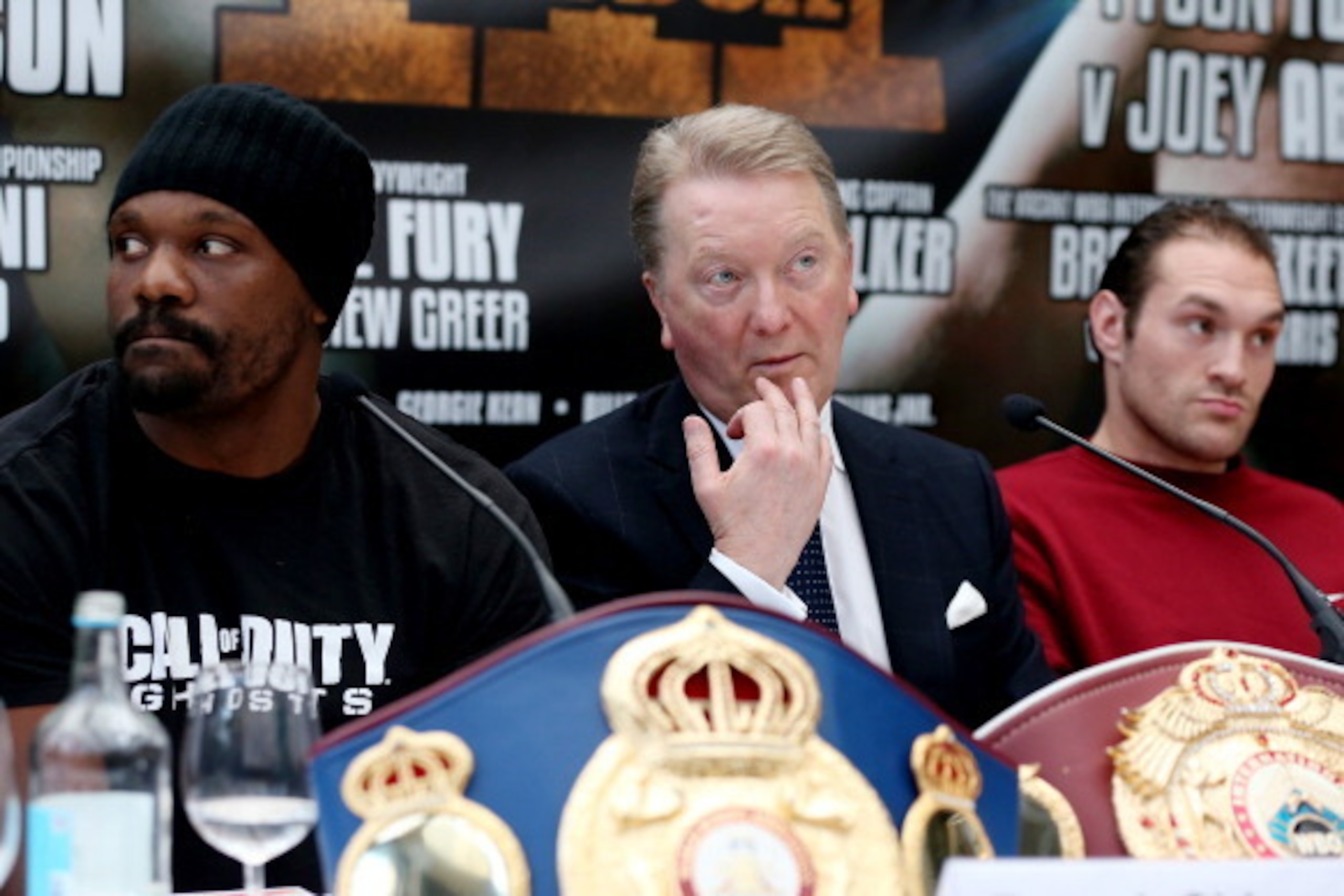 LONDON, ENGLAND - FEBRUARY 13:  Boxing promotor Frank Warren sits between Tyson Fury and Dereck Chisora during a press conference on February 13, 2014 in London, England.  (Photo by Scott Heavey/Getty Images)