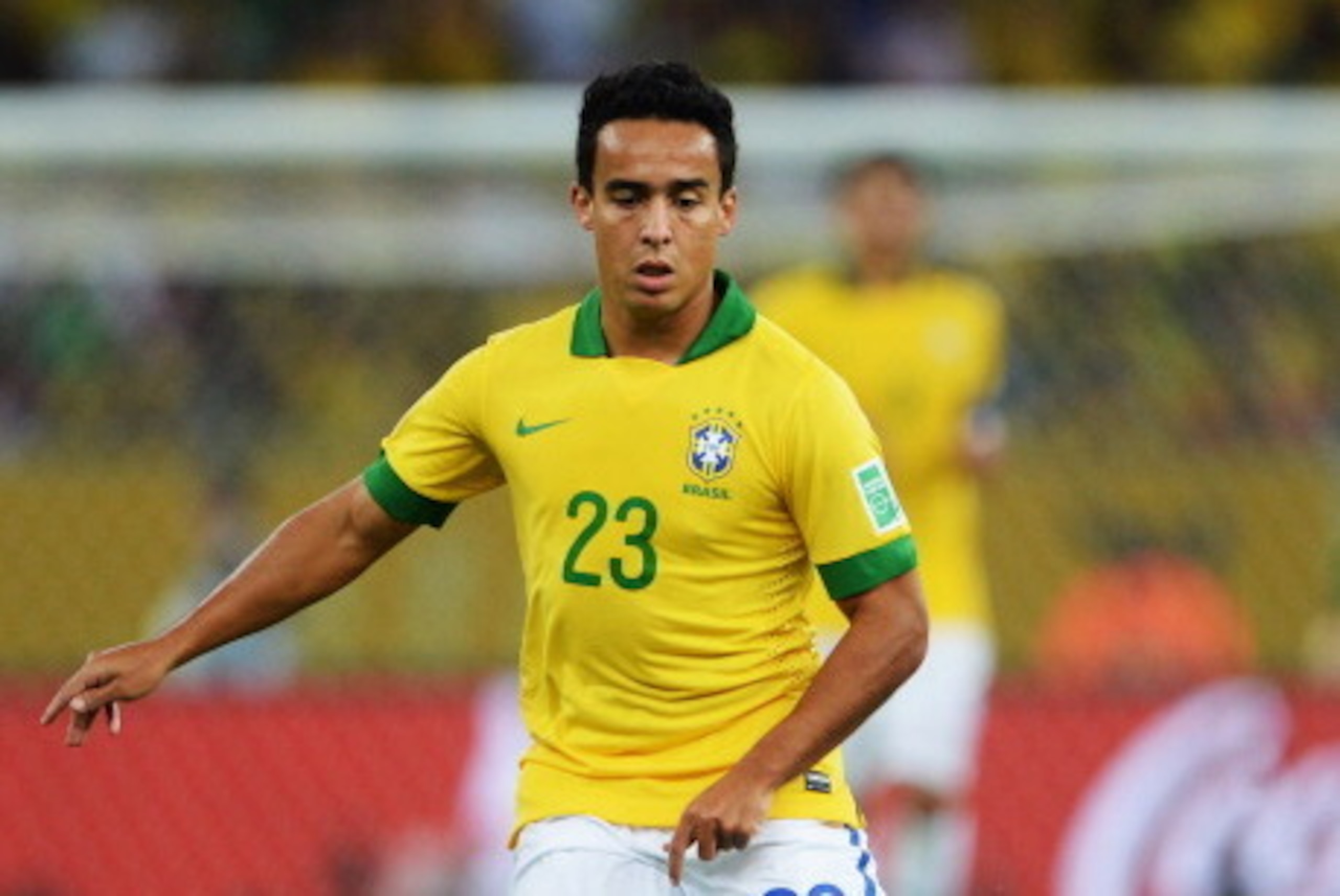 RIO DE JANEIRO, BRAZIL - JUNE 30:  Jadson of Brazil in action during the FIFA Confederations Cup Brazil 2013 Final match between Brazil and Spain at Maracana on June 30, 2013 in Rio de Janeiro, Brazil.  (Photo by Michael Regan/Getty Images)