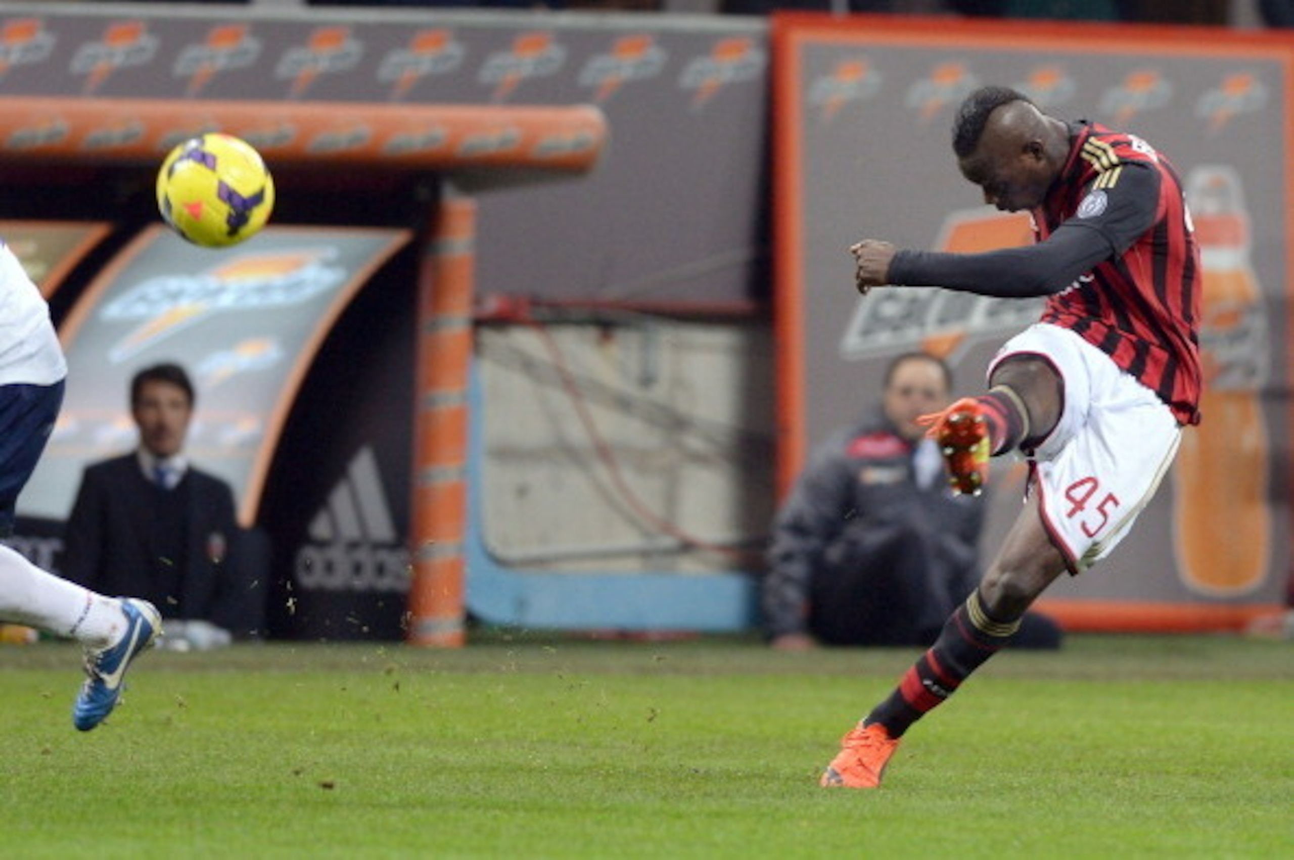 MILAN, ITALY - FEBRUARY 14:  Mario Balotelli of AC Milan #45 scores the first goal during the Serie A match between AC Milan and Bologna FC at San Siro Stadium on February 14, 2014 in Milan, Italy.  (Photo by Claudio Villa/Getty Images)